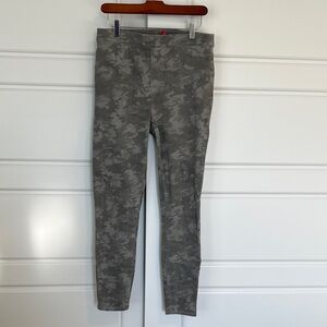 Spanx Camouflage Crop Leggings Size L